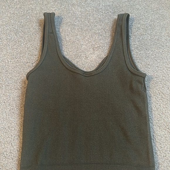 Express Body Contour Seamless Ribbed
Sweetheart Cropped Tank - Picture 4 of 7